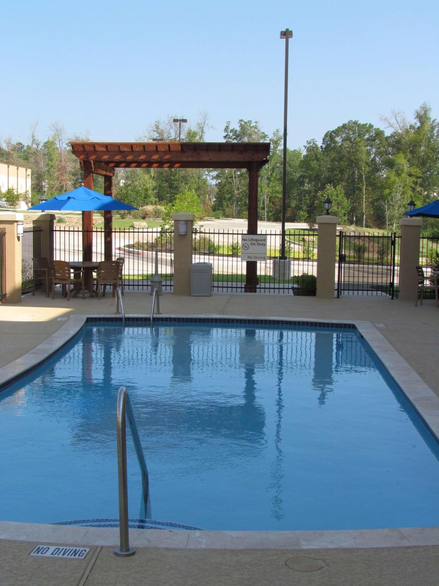 Hampton Inn & Suites Center Exterior photo
